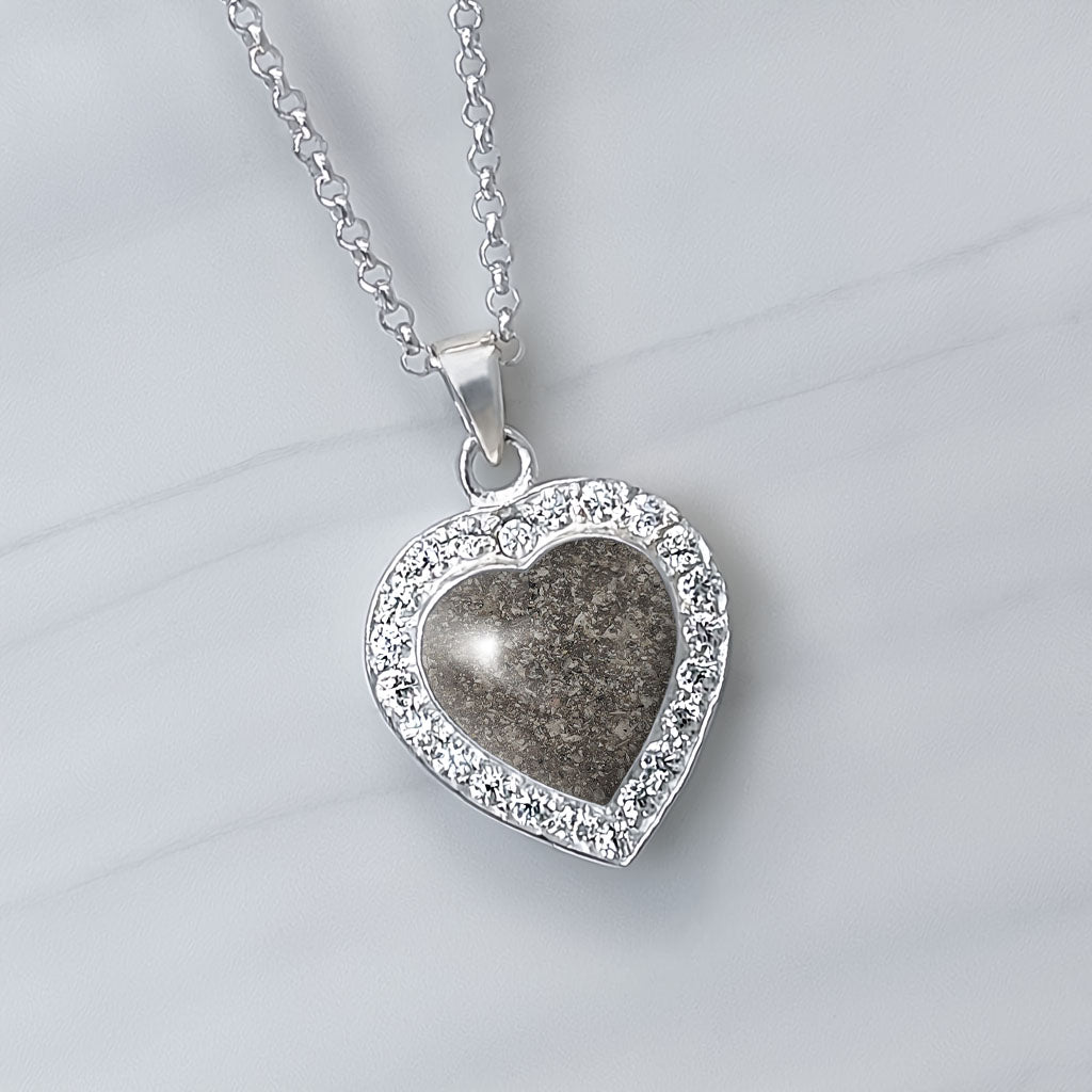 Colgante con cenizas en corazón de plata y circonitas alrededor