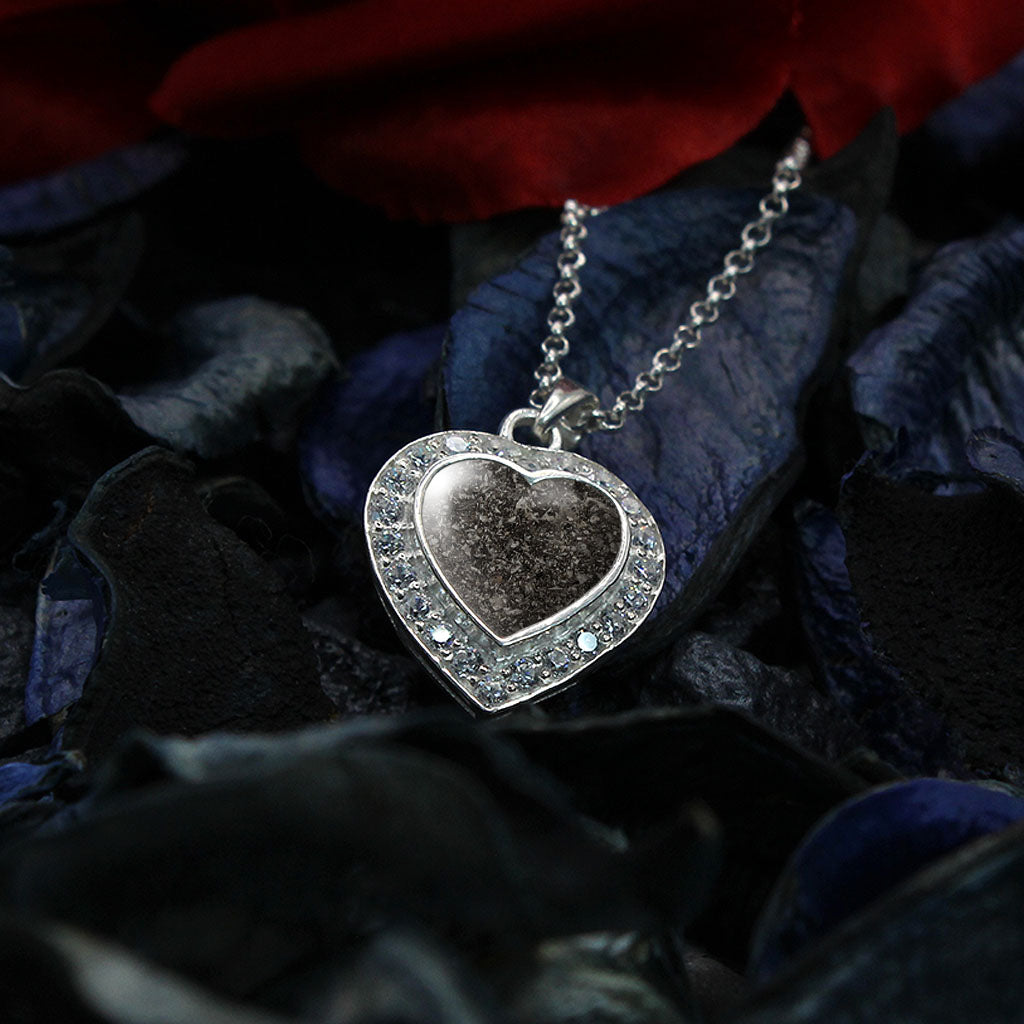 Colgante con cenizas en corazón de plata y circonitas alrededor