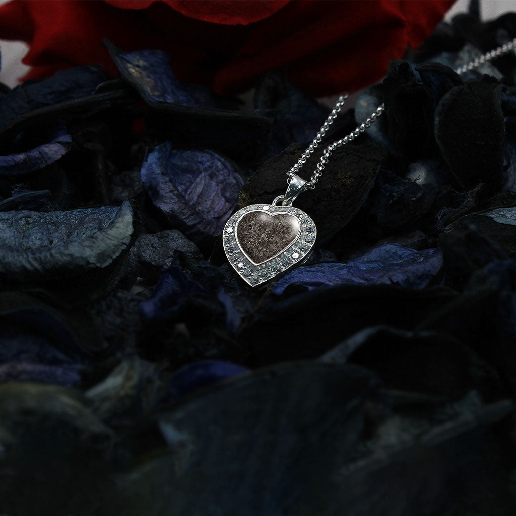 Colgante con cenizas en corazón de plata y circonitas alrededor