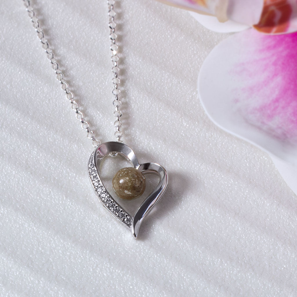 Colgante con cenizas dentro de un corazón de plata con circonitas