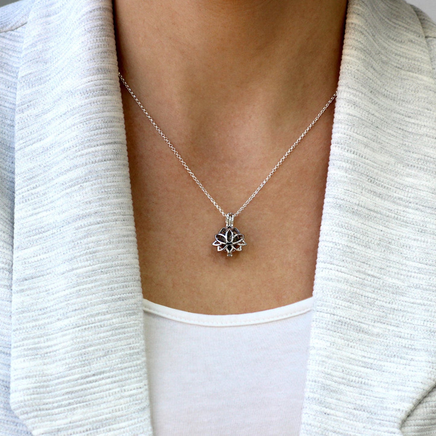 Colgante con cenizas en jaula flor de loto en plata