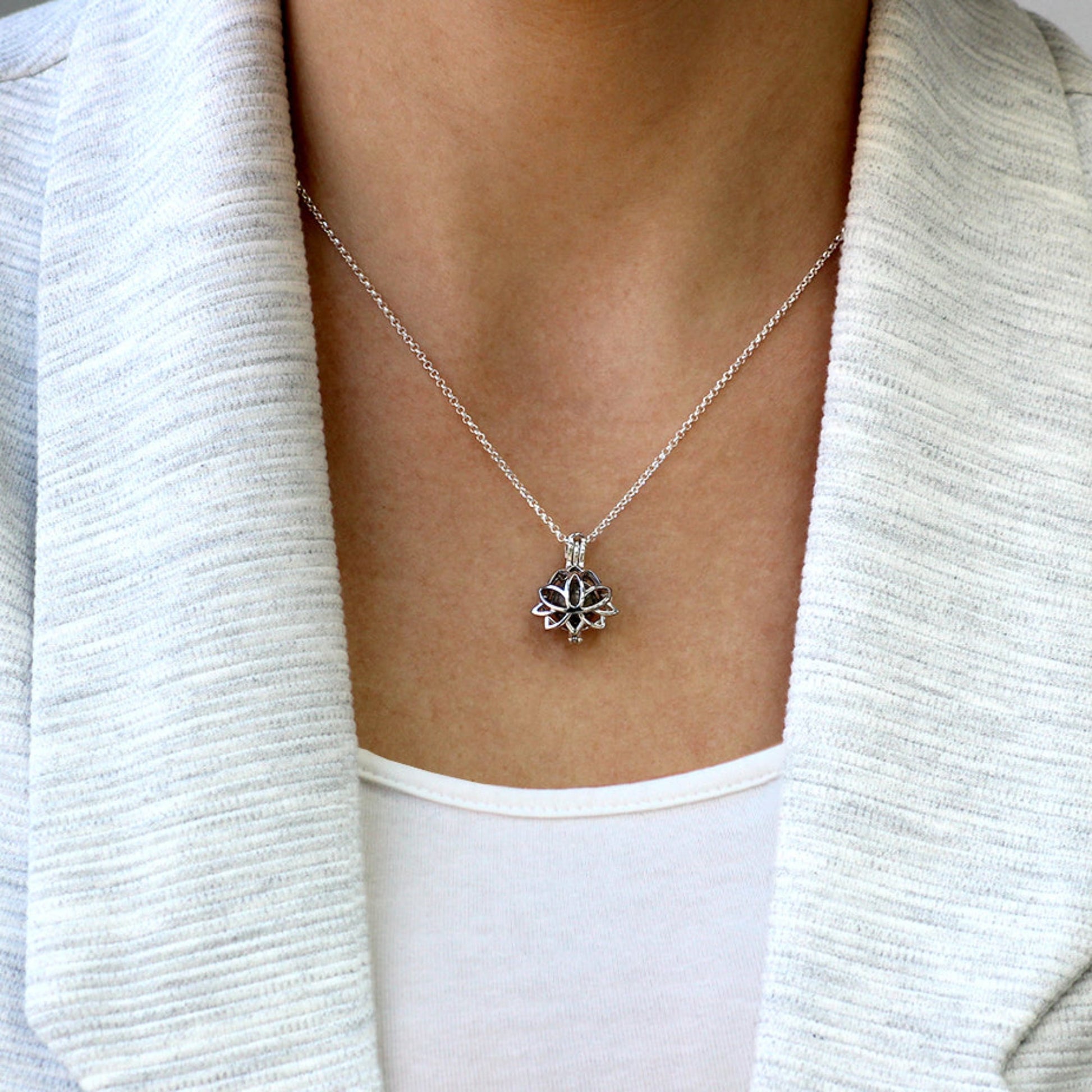 Colgante con cenizas en jaula flor de loto en plata