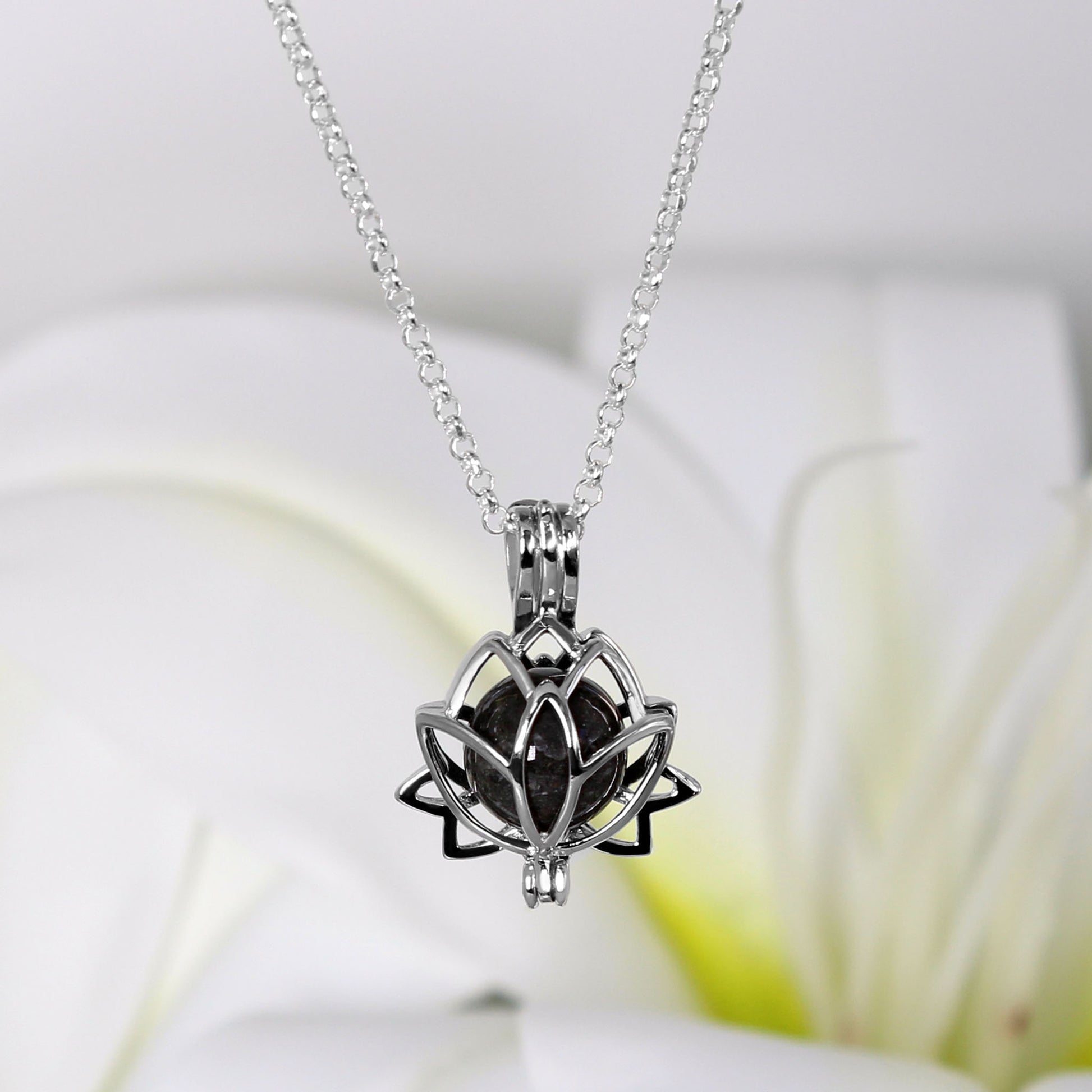 Colgante con cenizas en jaula flor de loto en plata
