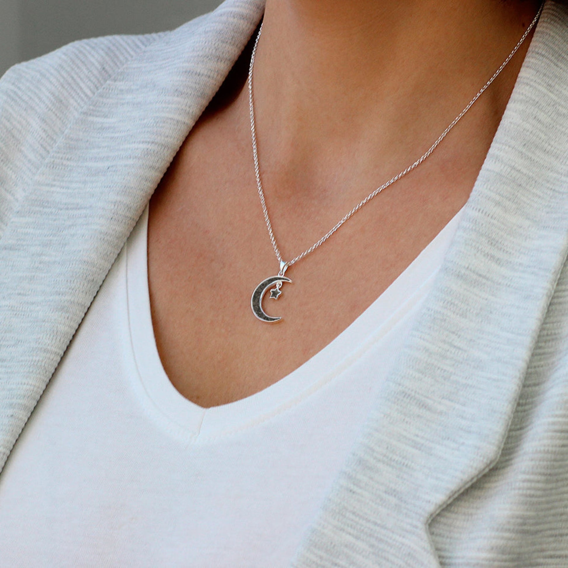 Colgante con cenizas en luna y estrella de plata