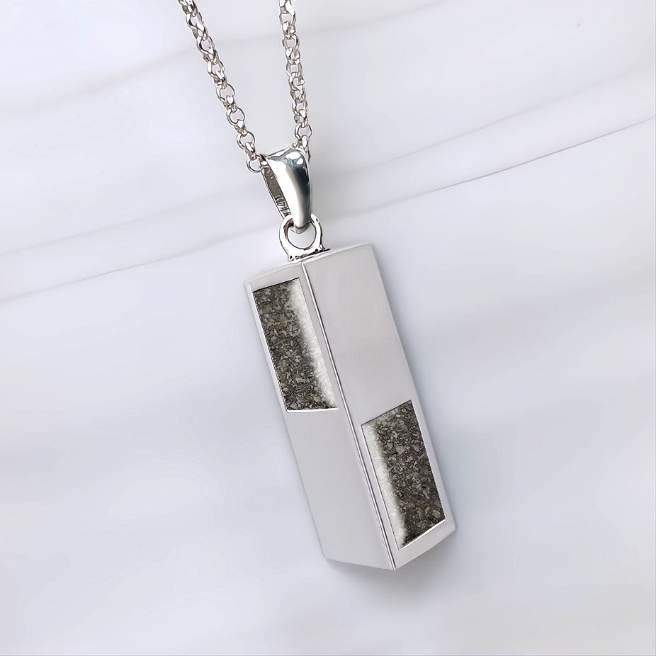 Colgante para hombre de plata con cenizas de un ser querido. Forma de prisma 