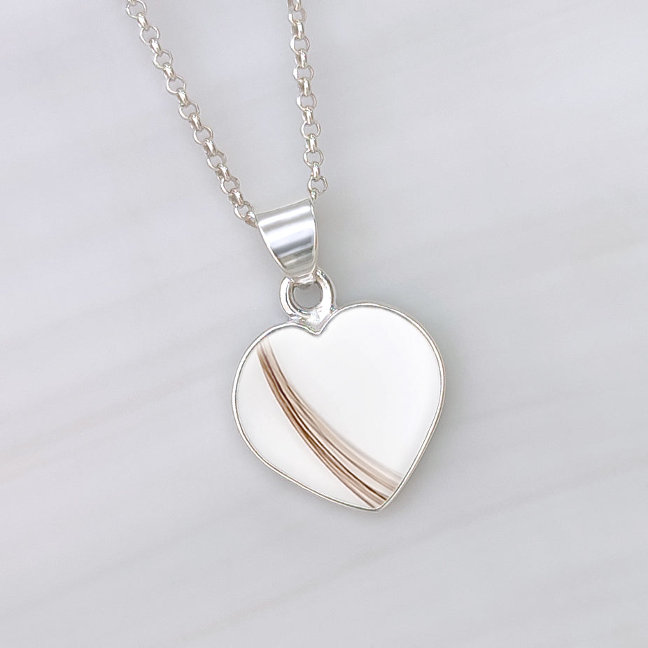 Colgante con pelo · Corazón de plata con pelo