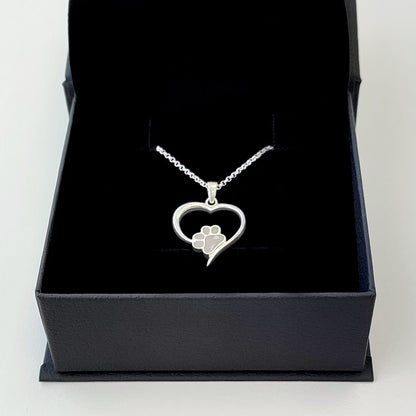 Colgante de plata con pelo de perro o gato dentro de corazón. 