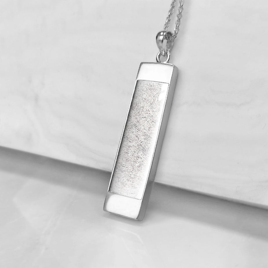 Colgante de plata con pelo de mascota en rectángulo sencillo pero elegante