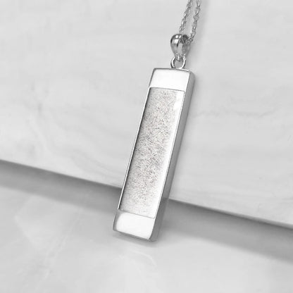 Colgante de plata con pelo de mascota en rectángulo sencillo pero elegante