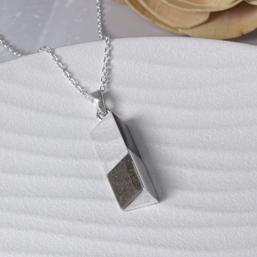 Colgante con cenizas de difunto en prisma de plata con cadena incluida