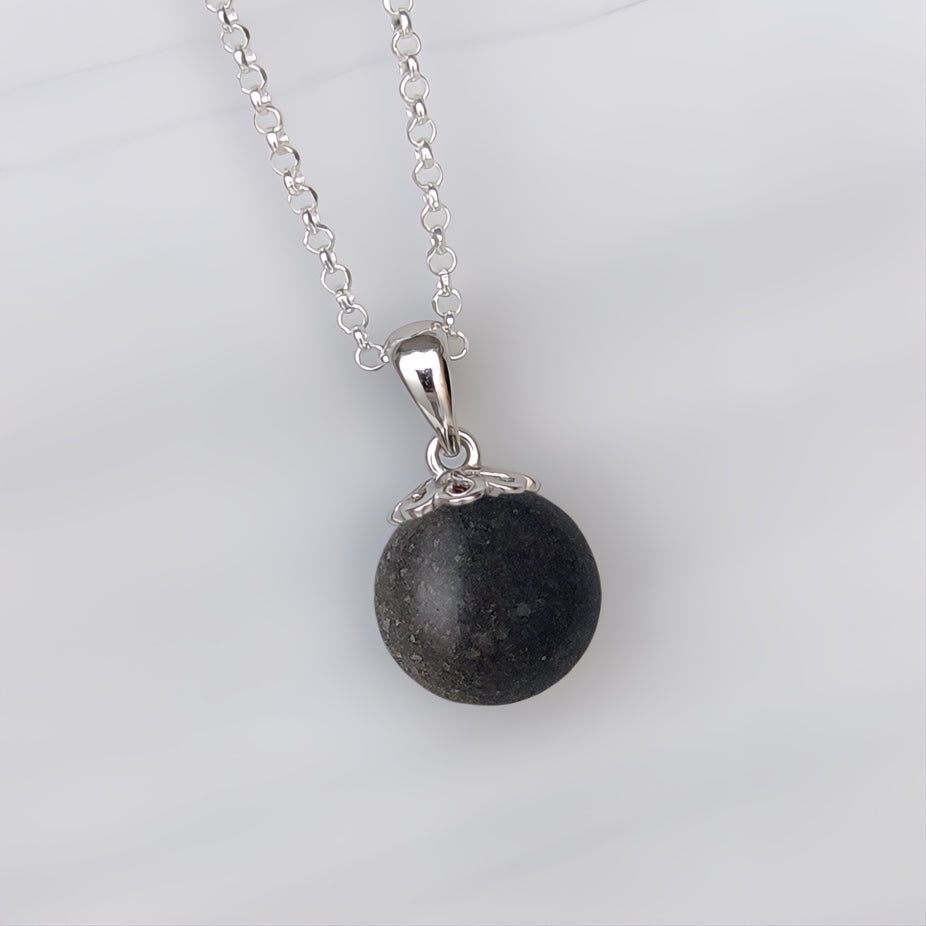 Colgante de plata · Perla con arena o tierra