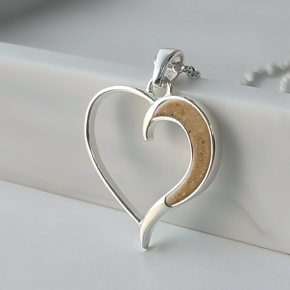 Colgante de plata · Corazón y luna con arena o tierra