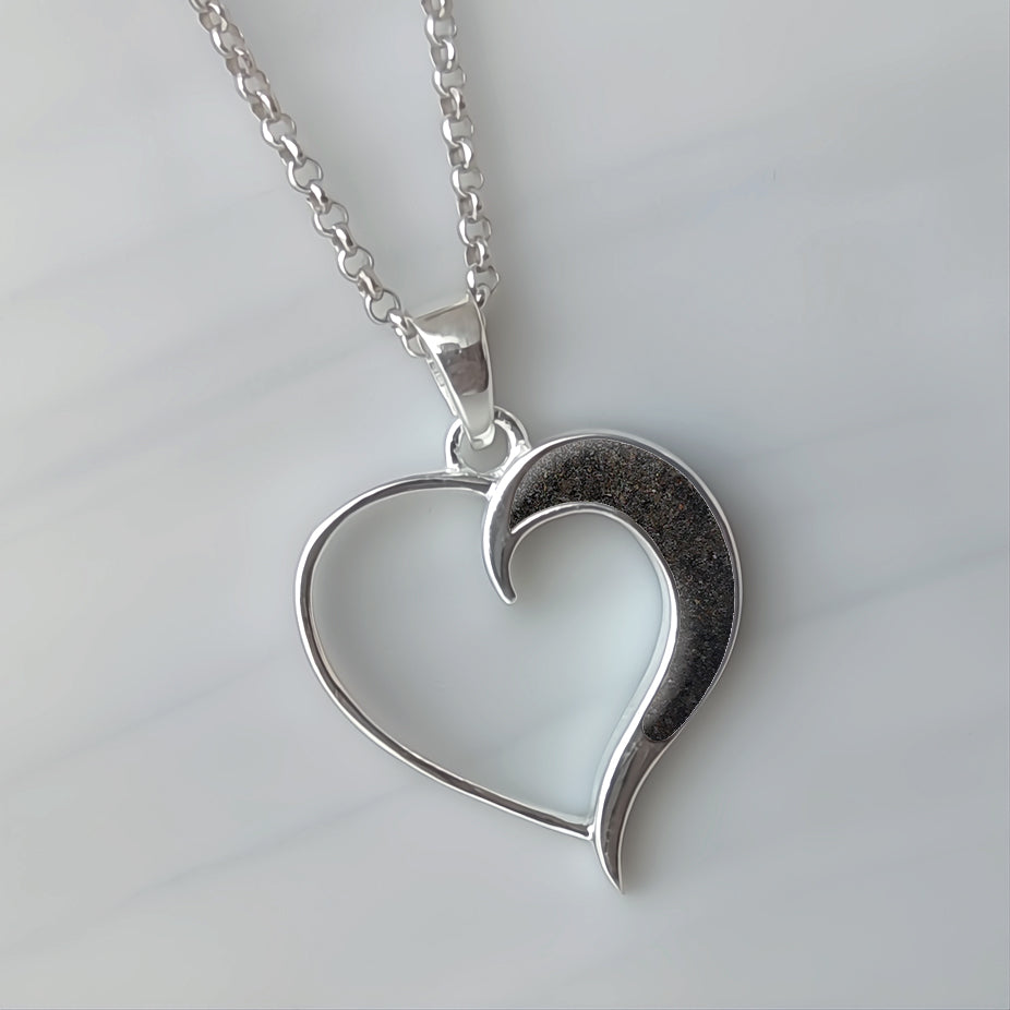 Colgante de plata · Corazón y luna con arena o tierra
