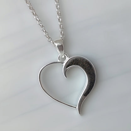 Colgante de plata · Corazón y luna con arena o tierra