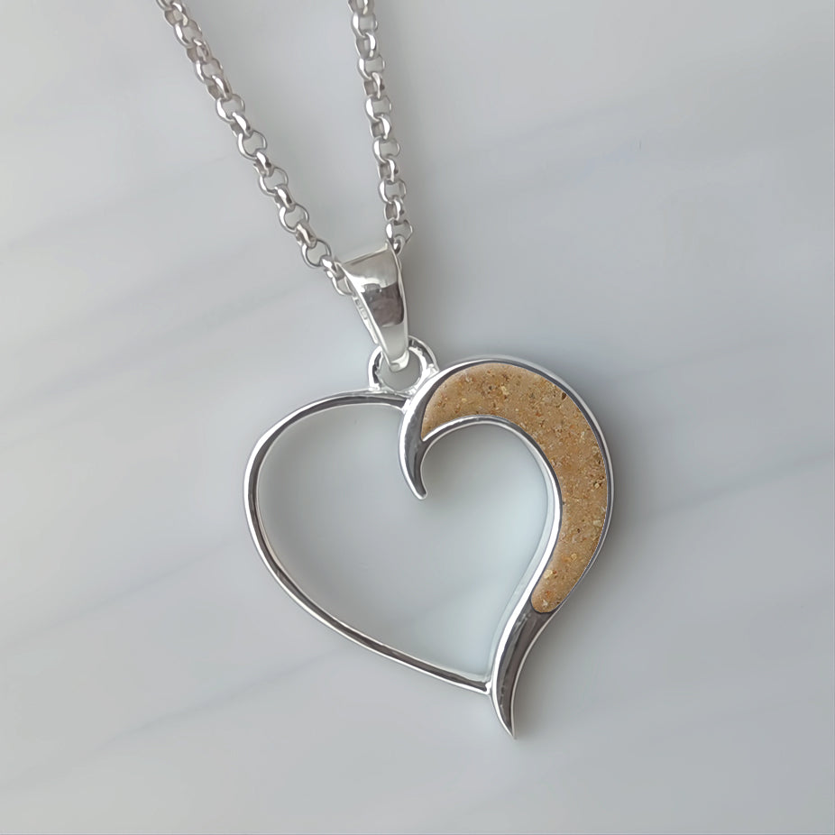 Colgante de plata · Corazón y luna con arena o tierra