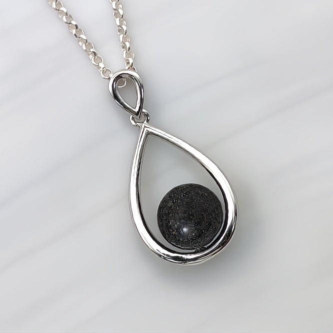 Colgante con arena · Gota o lágrima de plata y perla con arena o tierra