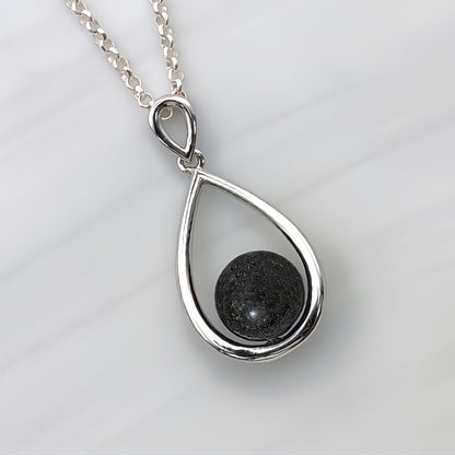 Colgante con arena · Gota o lágrima de plata y perla con arena o tierra