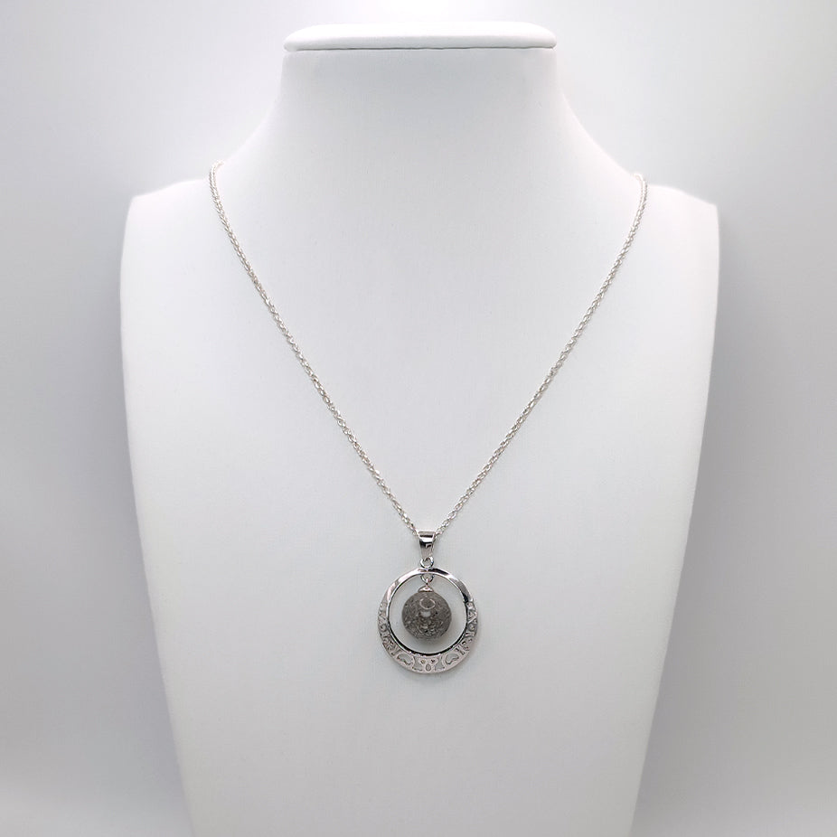 Colgante de plata con cenizas de tu ser querido en aro con corazones. Maniquí.