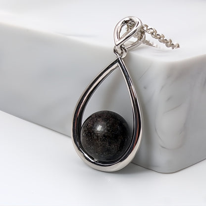 Colgante con arena · Gota o lágrima de plata y perla con arena o tierra