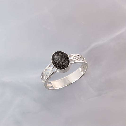 Anillo de plata · Oval con cenizas de tu mascota