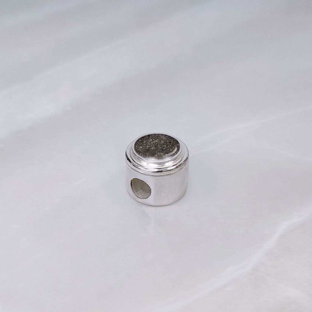 Charm de plata con cenizas de mascota dentro de círculo, para pulseras.