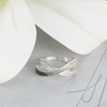 Anillo con Pelo de Mascota en Bandas Cruzadas de Plata y Circonitas