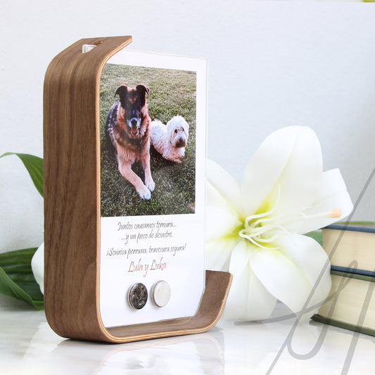 Placa con Cenizas o Pelo de Mascota sobre Fotografía en Marco de Madera Abierto en su Lateral