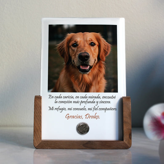 Placa con Cenizas o Pelo de Mascota sobre Fotografía en Marco de Madera Abierto en su Parte Superior