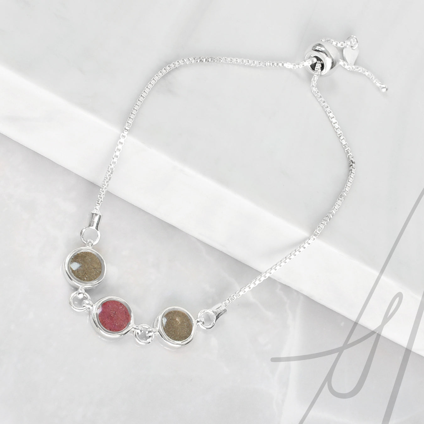 Pulsera de plata con cenizas en un triple círculo