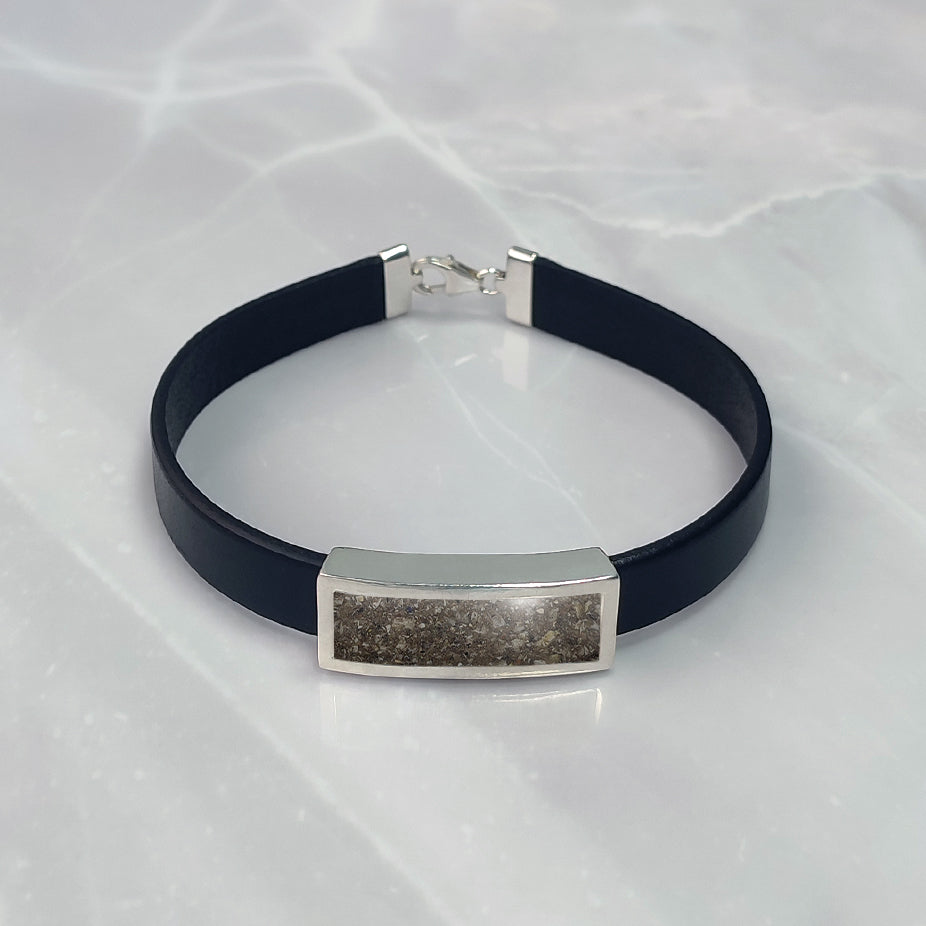 Pulsera de plata · Pulsera de cuero y pieza de plata con cenizas