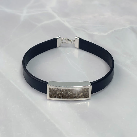 Pulsera de plata · Pulsera de cuero y pieza de plata con cenizas