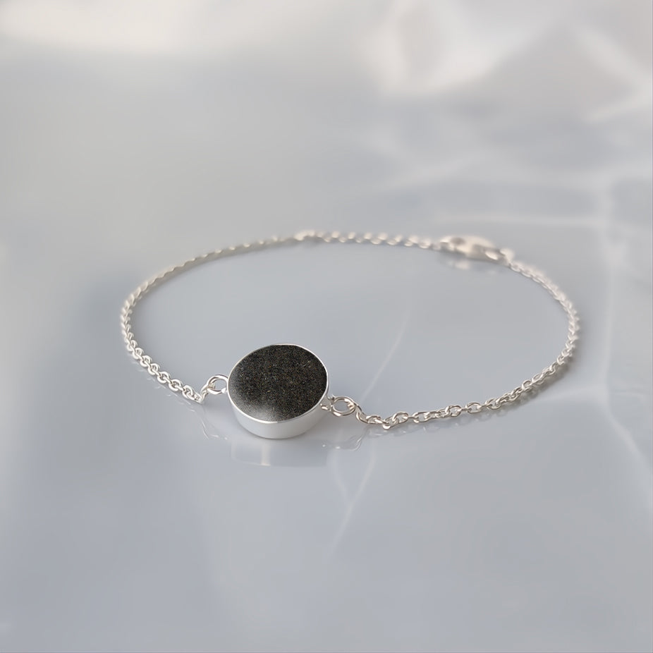 Pulsera con arena · Círculo de plata con arena o tierra