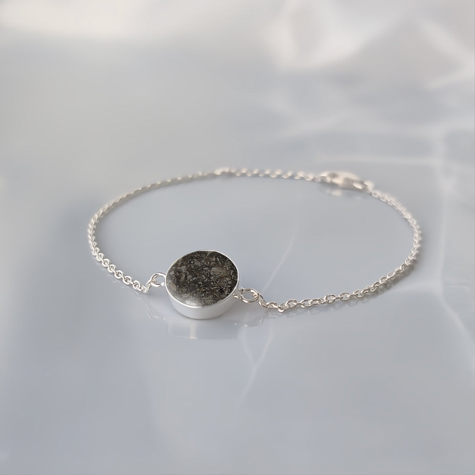 Pulsera de plata · Círculo con cenizas de tu mascota