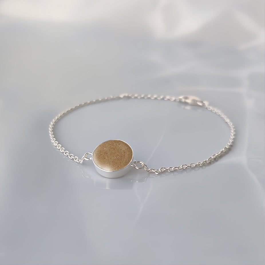 Pulsera con arena · Círculo de plata con arena o tierra
