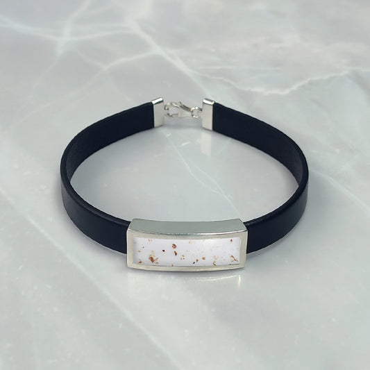 Pulsera con cordón umbilical · Pulsera de cuero y pieza de plata con cordón umbilical